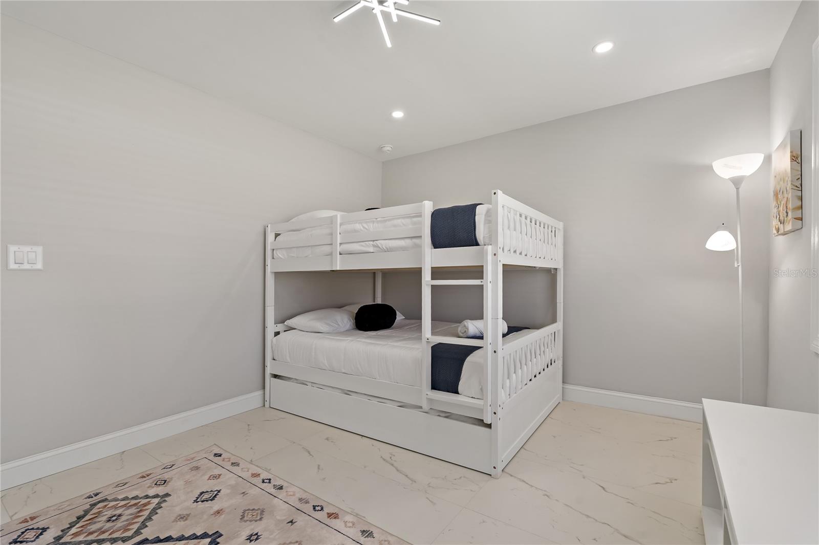 Image 22 of 52 For 1838 1st Avenue E