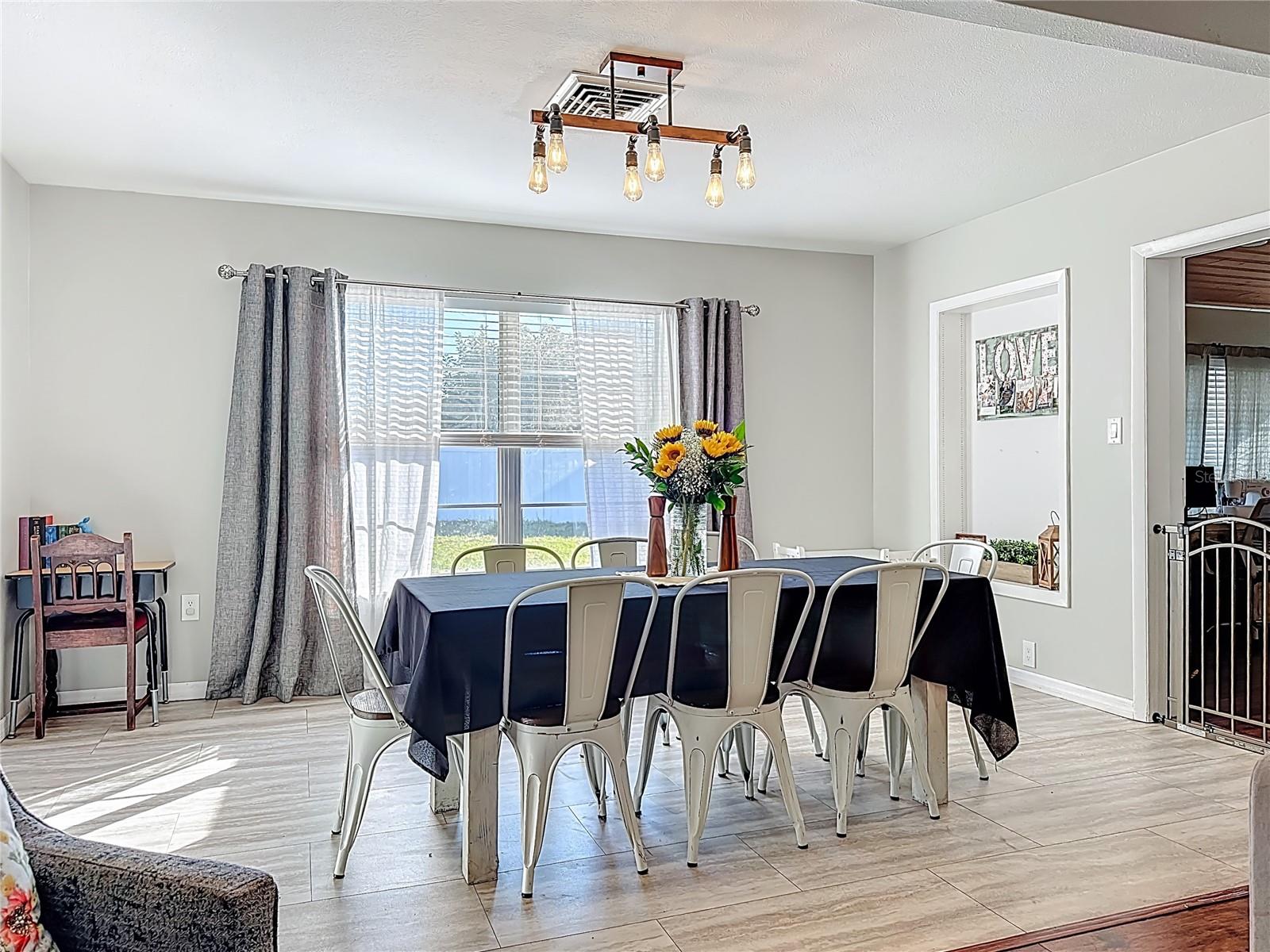 Image 13 of 56 For 1521 Banyan Dr.