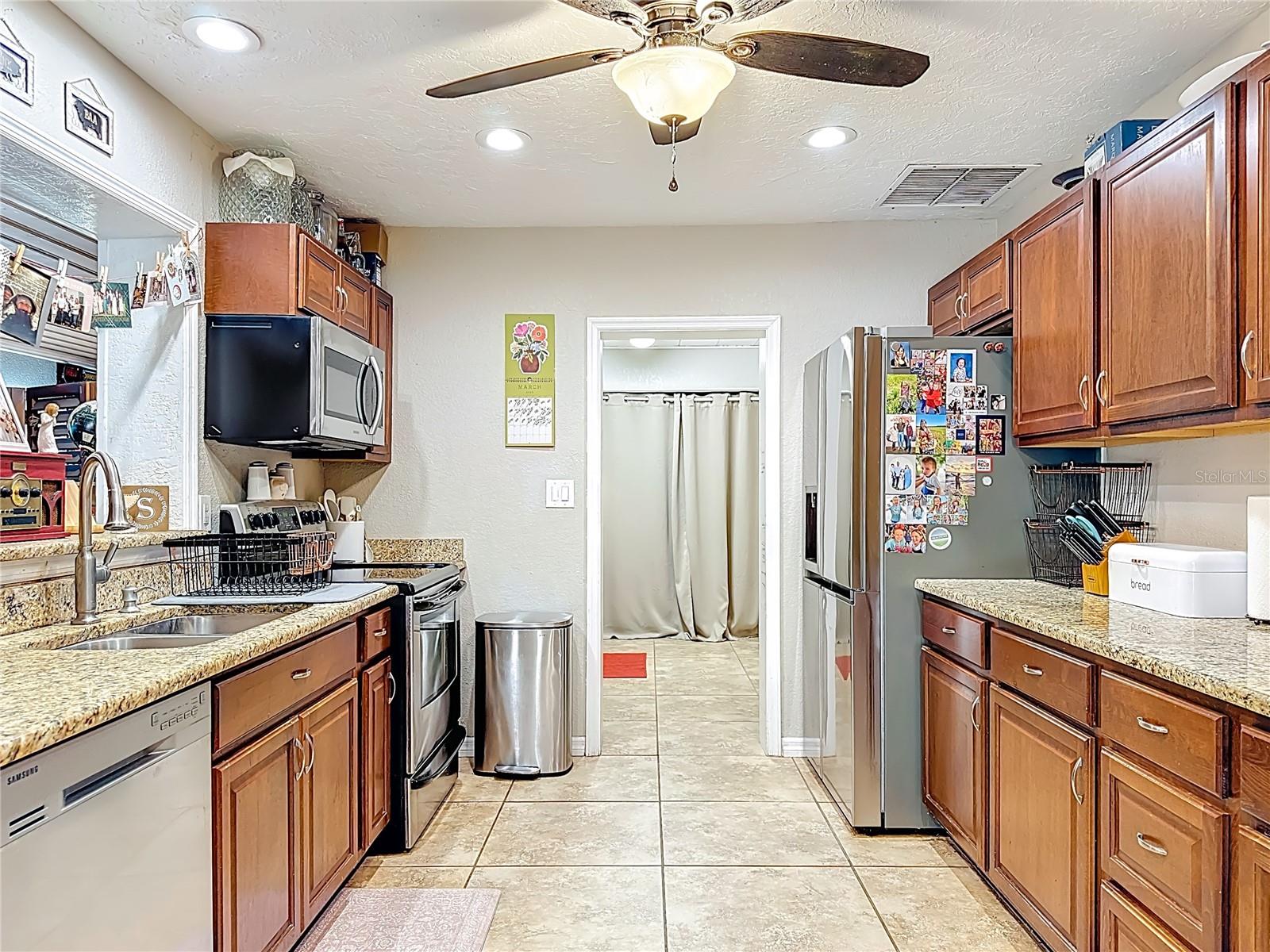 Image 16 of 56 For 1521 Banyan Dr.