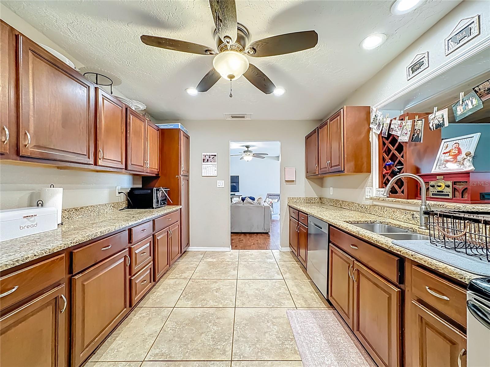 Image 19 of 56 For 1521 Banyan Dr.