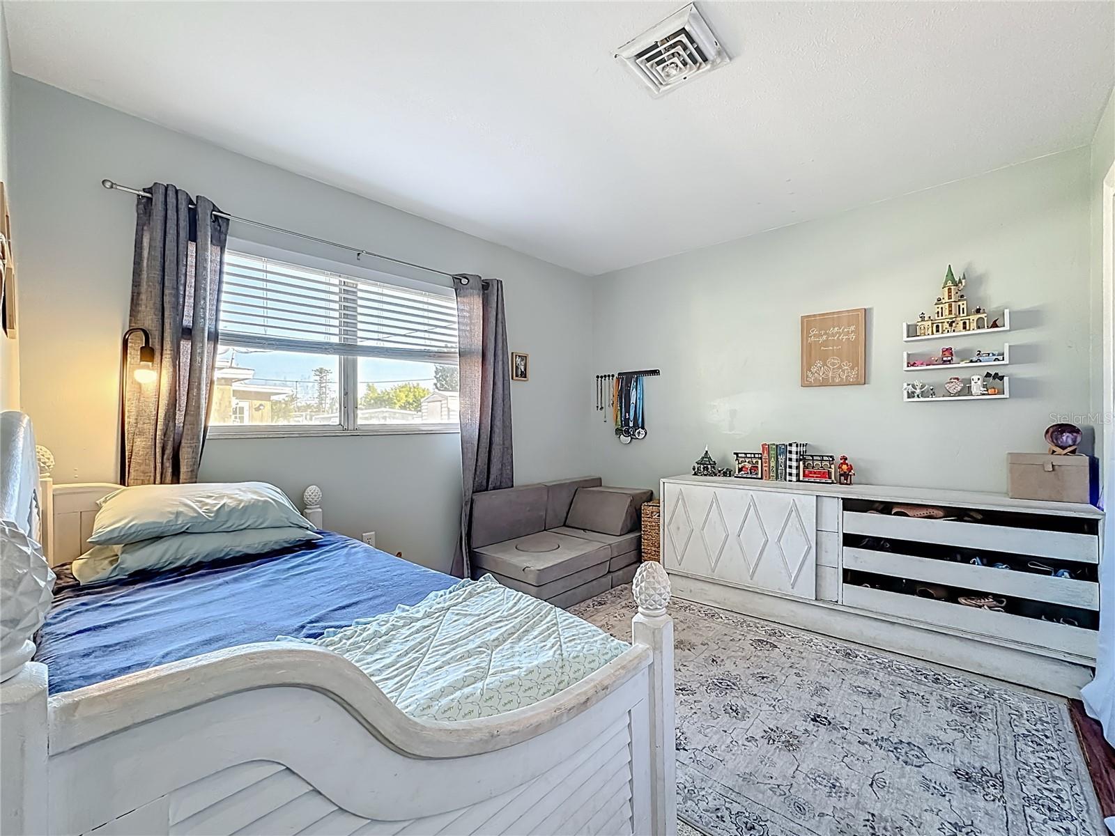 Image 27 of 56 For 1521 Banyan Dr.