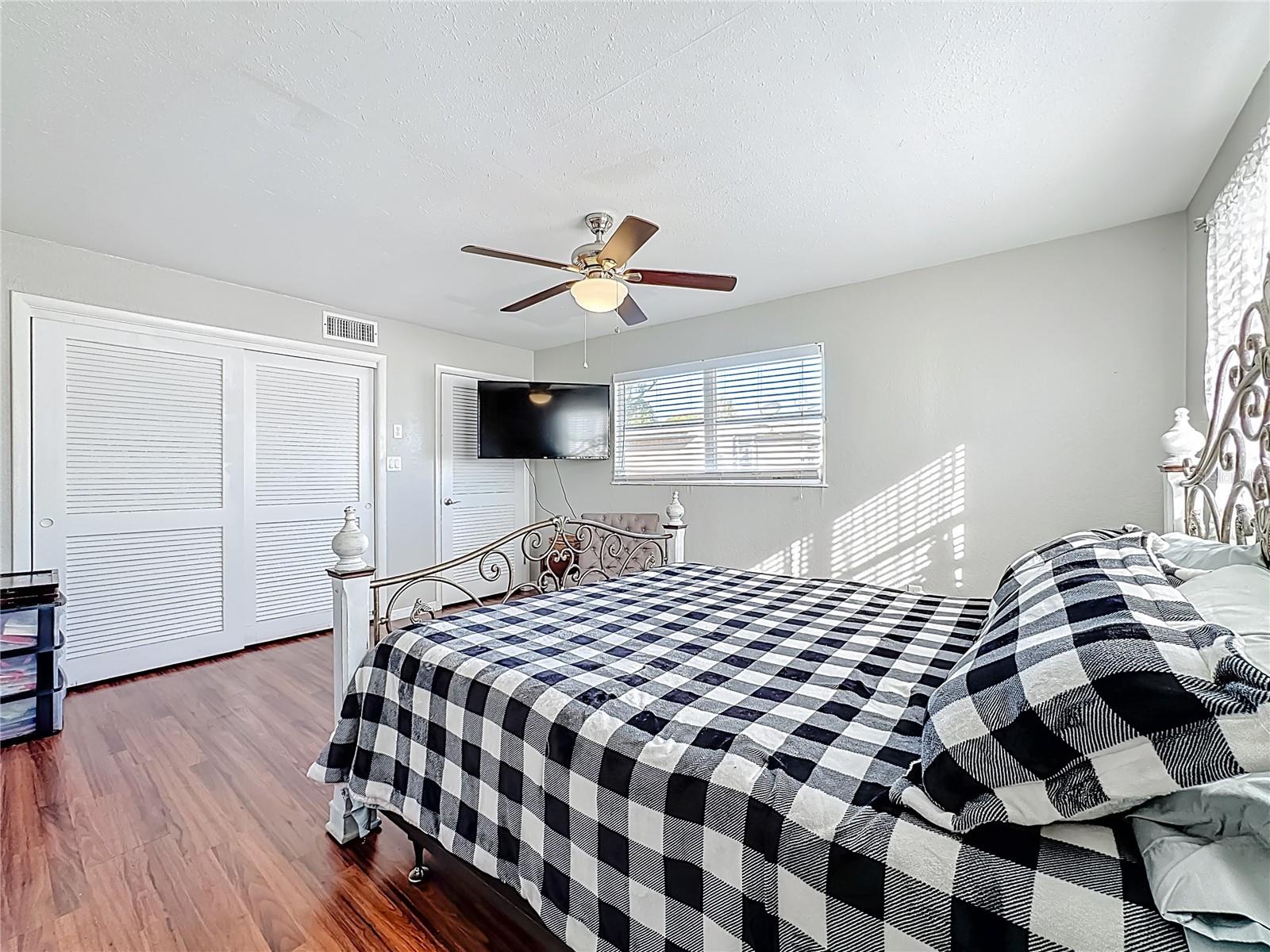 Image 35 of 56 For 1521 Banyan Dr.