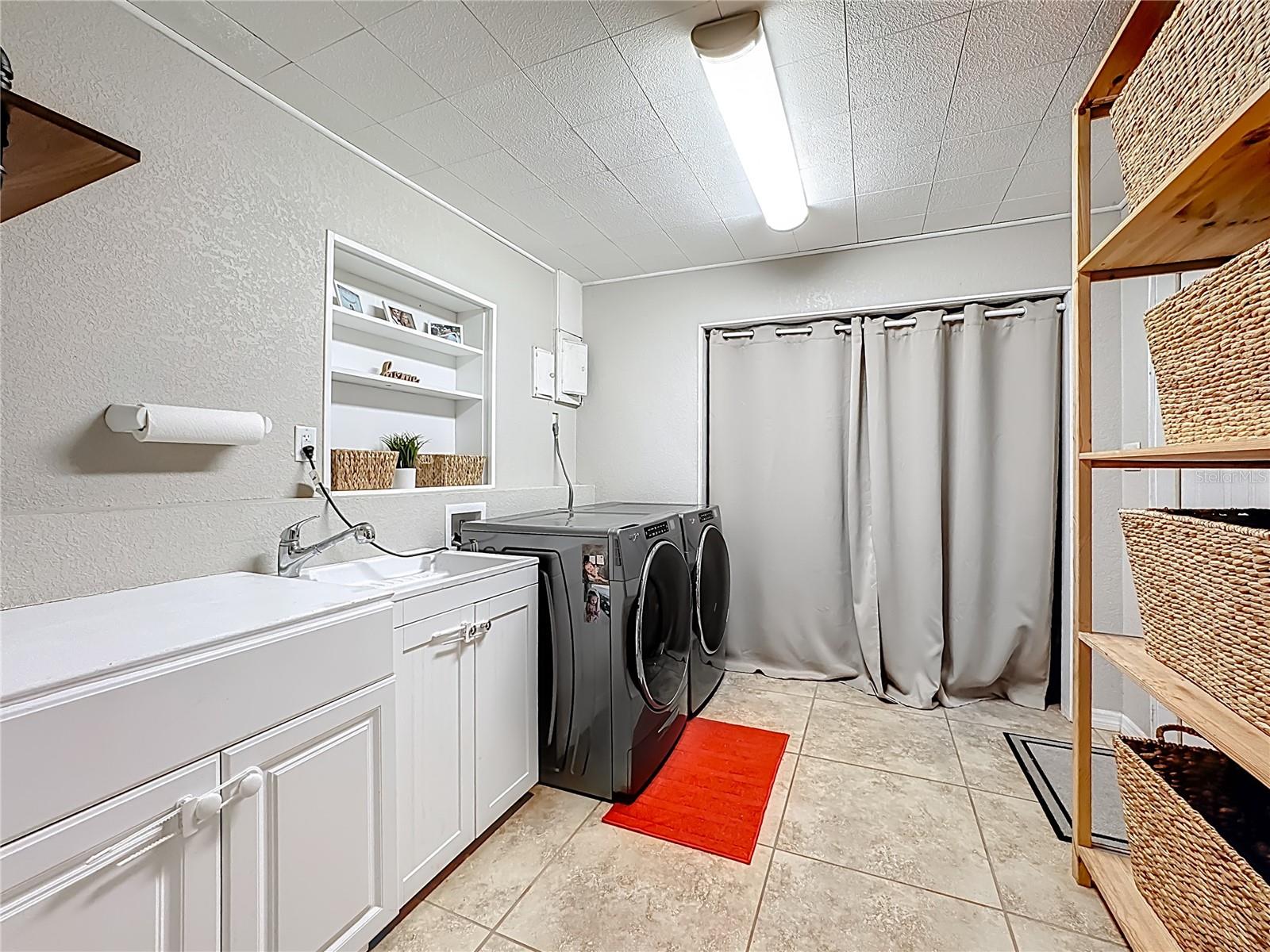 Image 39 of 56 For 1521 Banyan Dr.