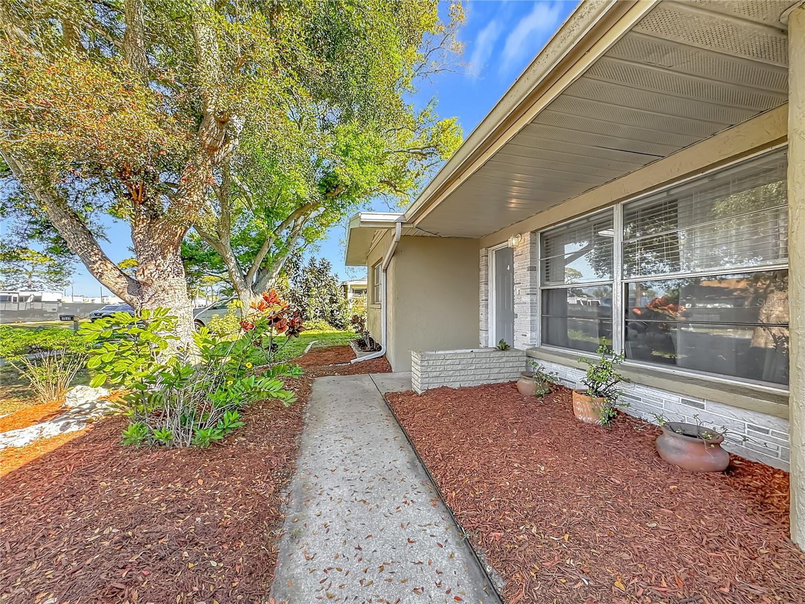 Image 4 of 56 For 1521 Banyan Dr.