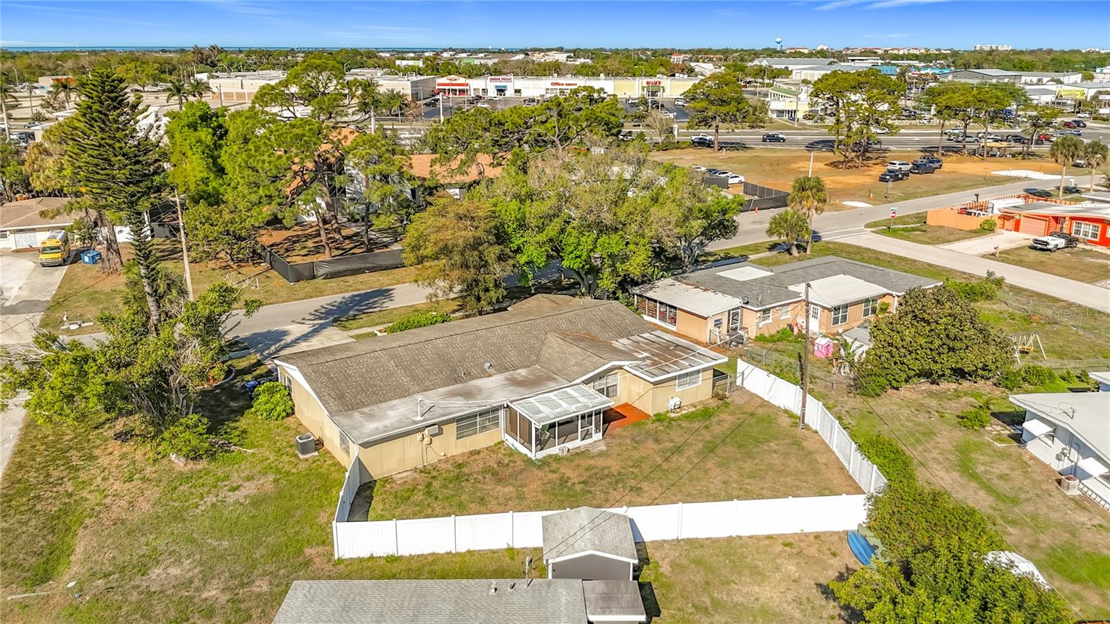 Image 49 of 56 For 1521 Banyan Dr.