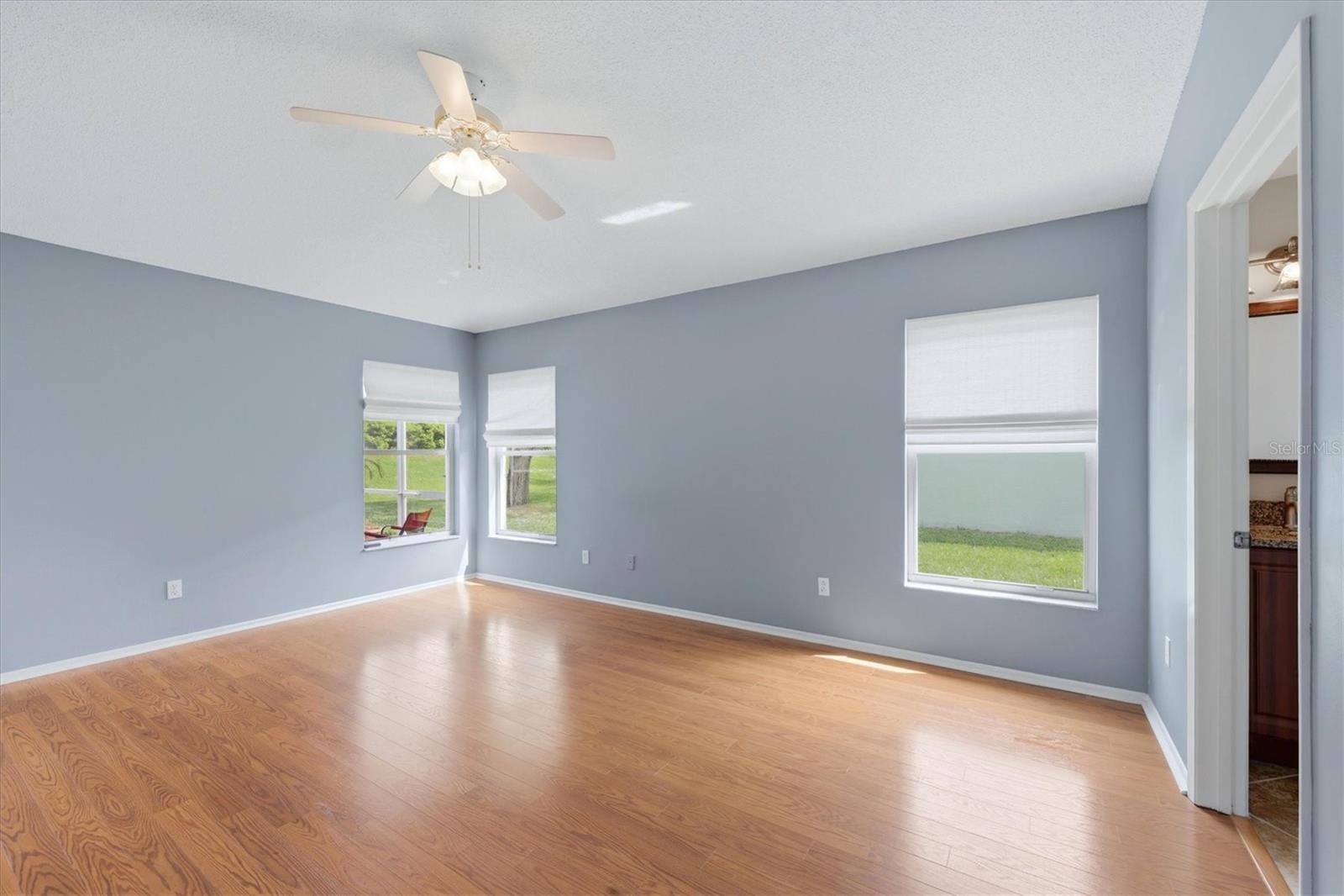 Image 19 of 55 For 4921 Thames Lane