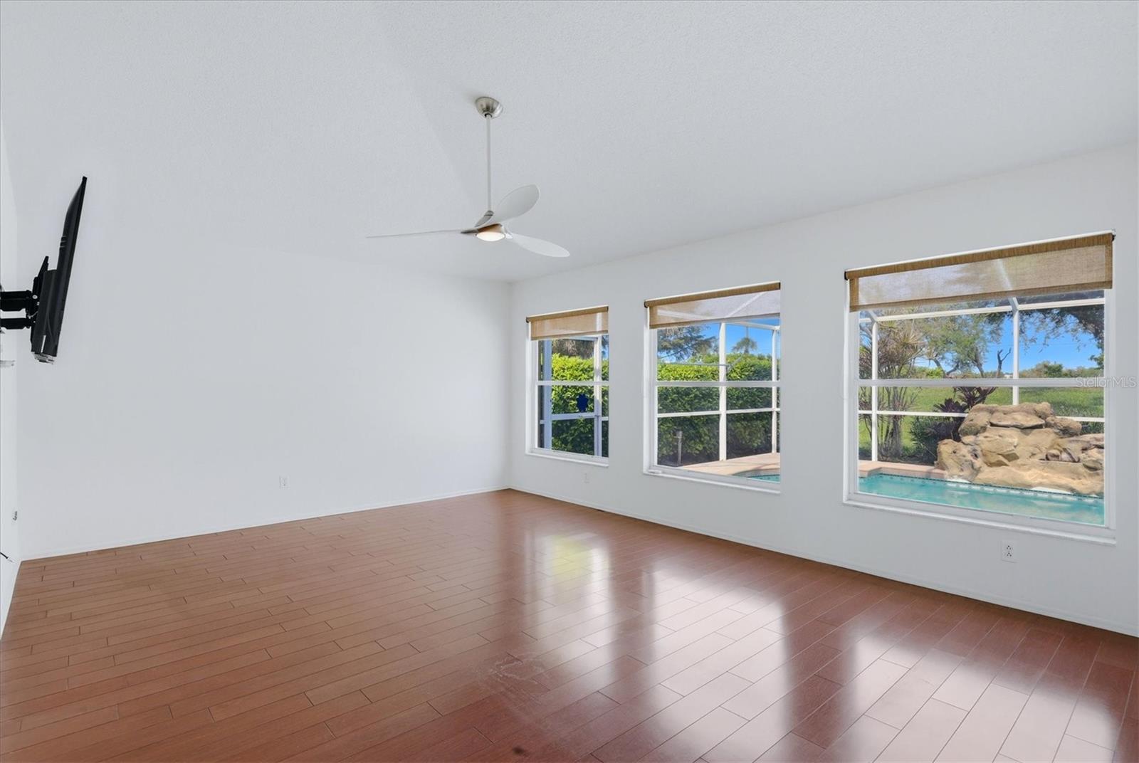 Image 4 of 55 For 4921 Thames Lane