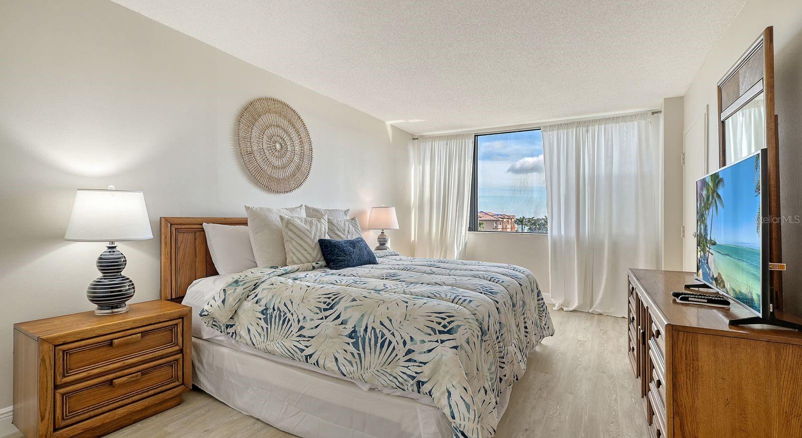 Image 21 of 63 For 5855 Midnight Pass Road 404