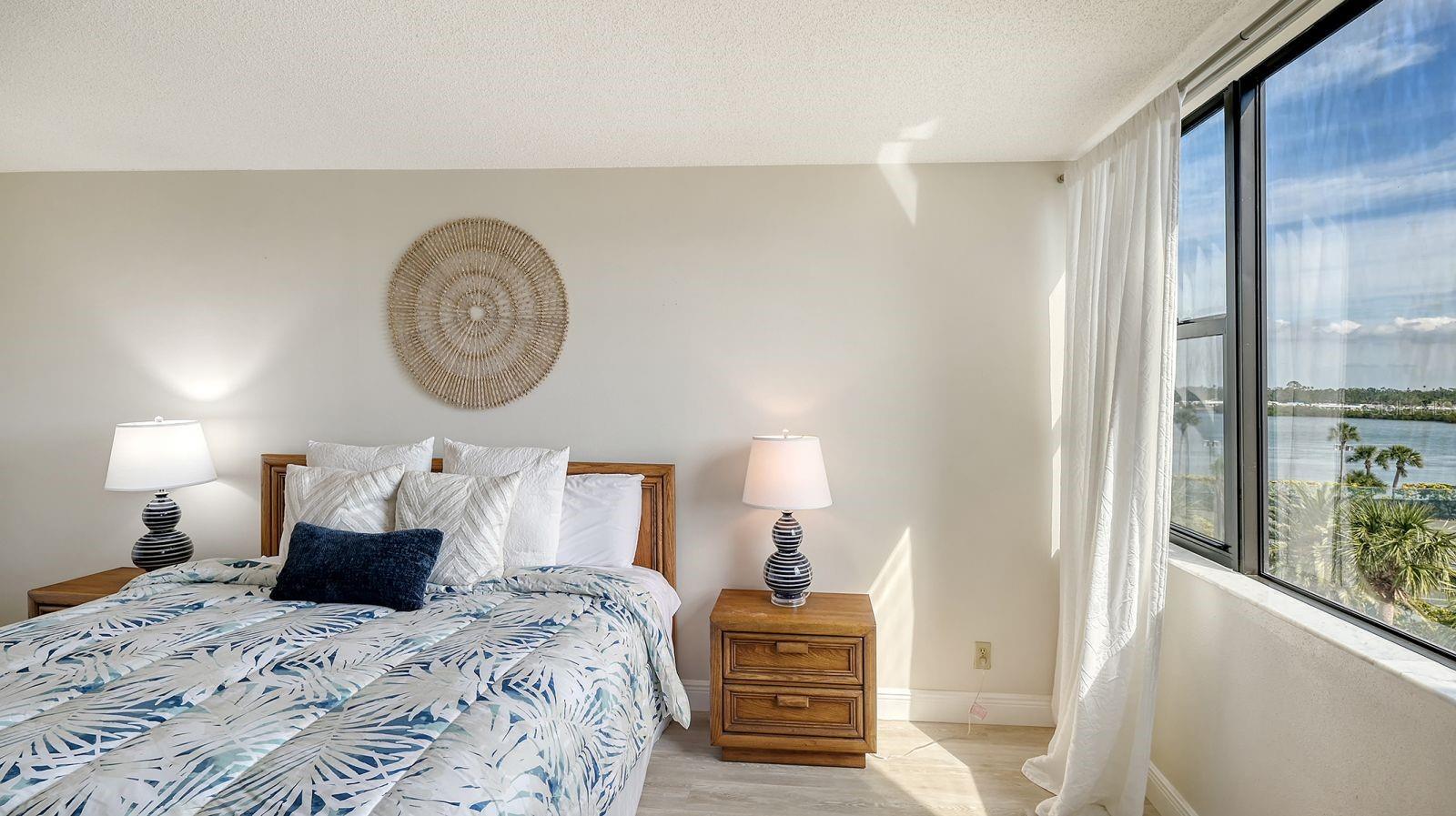 Image 23 of 63 For 5855 Midnight Pass Road 404