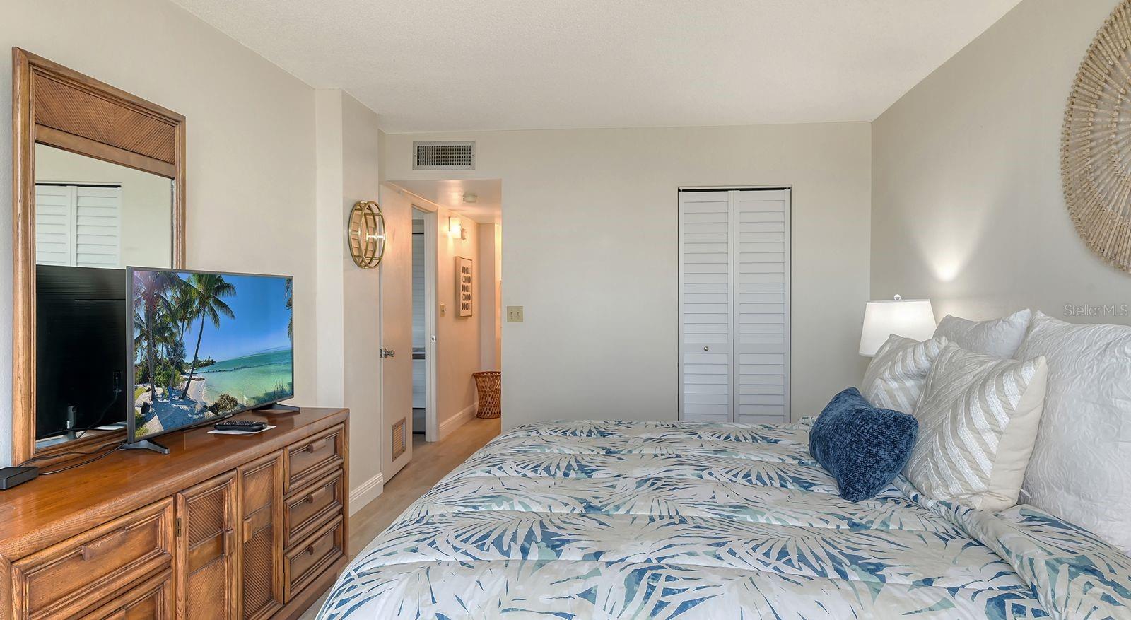 Image 24 of 63 For 5855 Midnight Pass Road 404