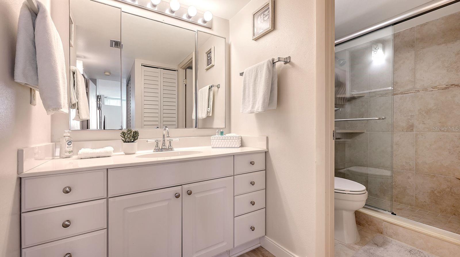 Image 25 of 63 For 5855 Midnight Pass Road 404