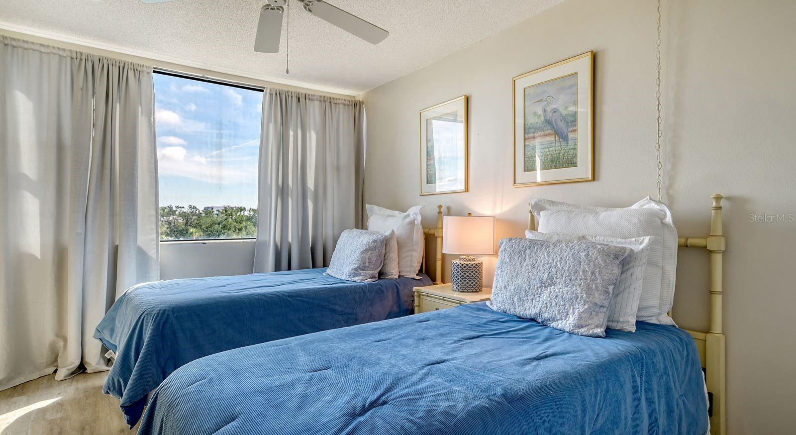 Image 26 of 63 For 5855 Midnight Pass Road 404