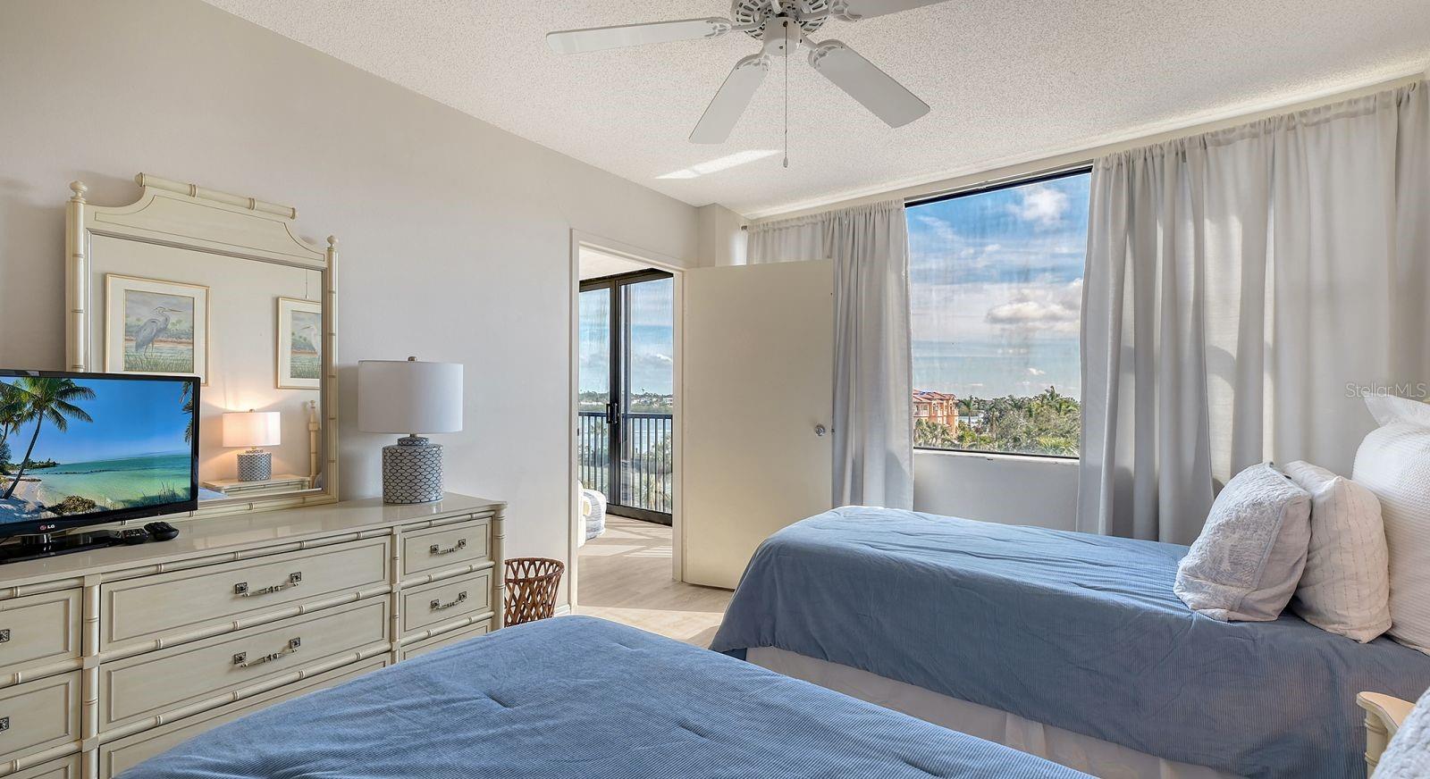 Image 27 of 63 For 5855 Midnight Pass Road 404