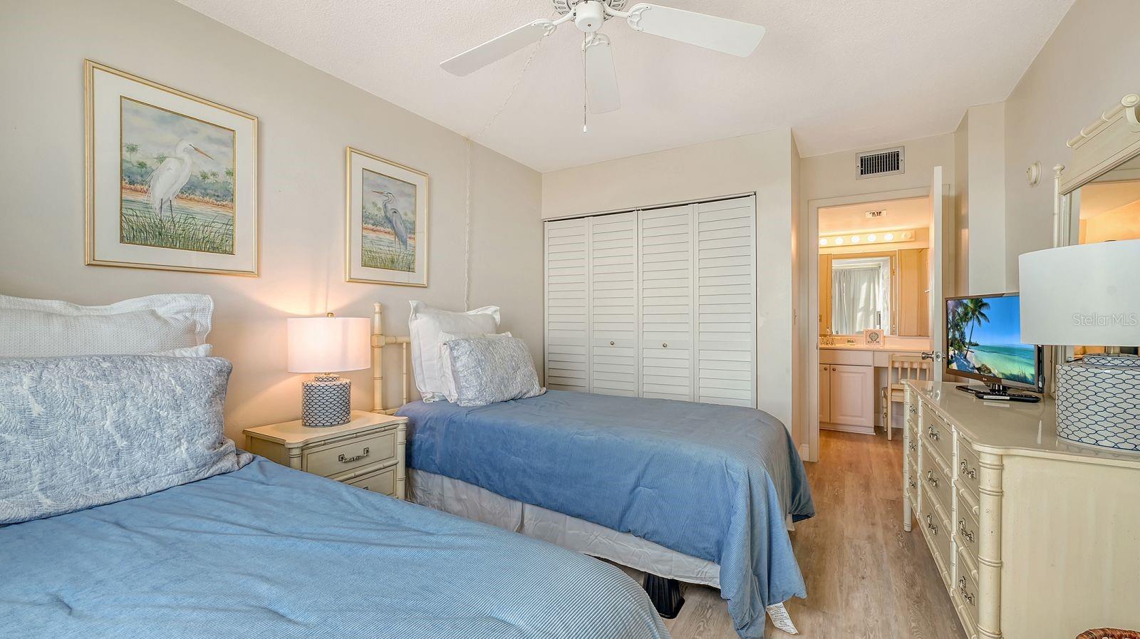 Image 28 of 63 For 5855 Midnight Pass Road 404