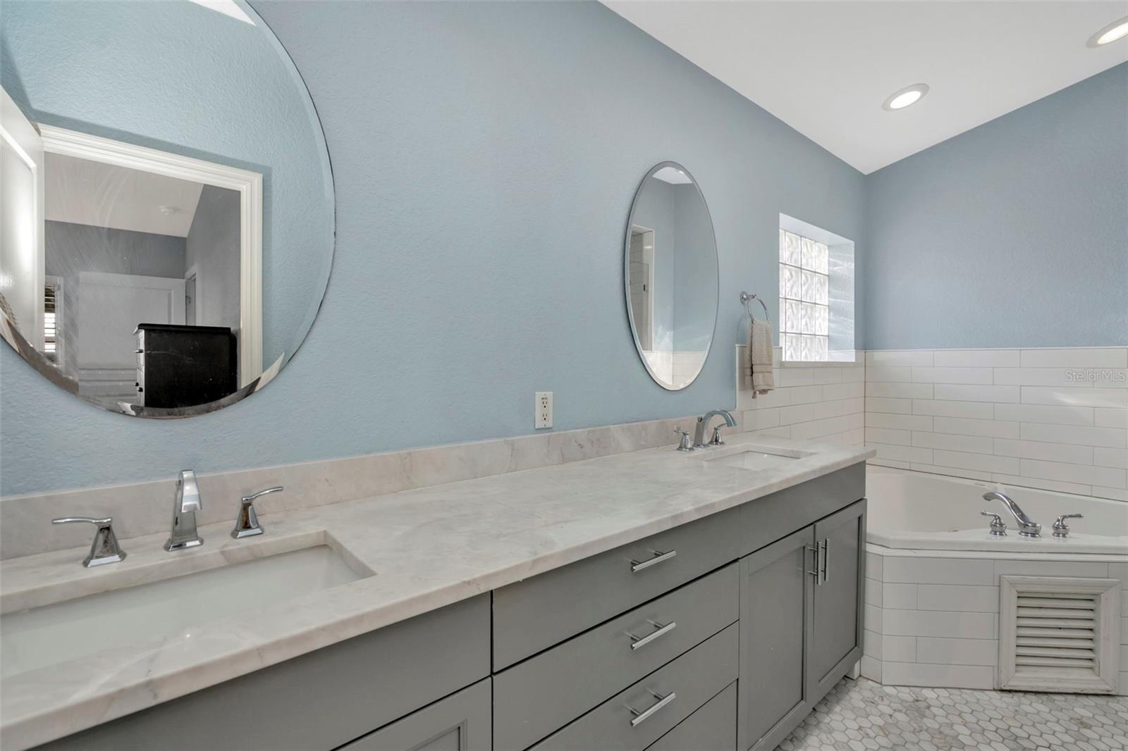 Image 11 of 25 For 167 Barbados Avenue