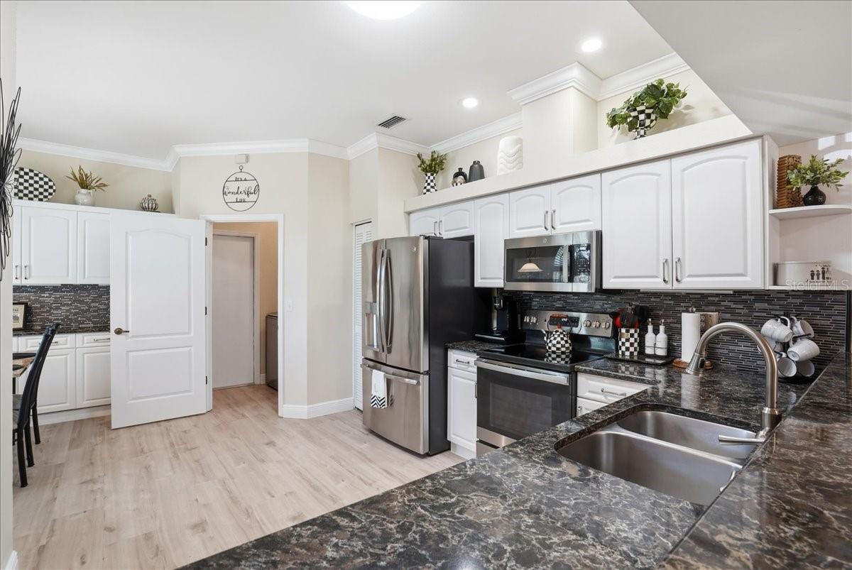 Image 27 of 69 For 6911 Stoneywalk Court