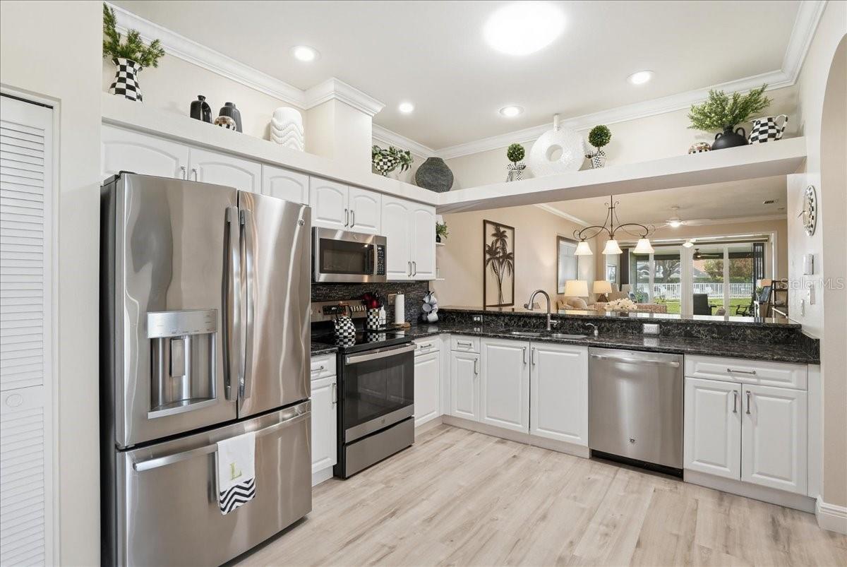 Image 28 of 69 For 6911 Stoneywalk Court