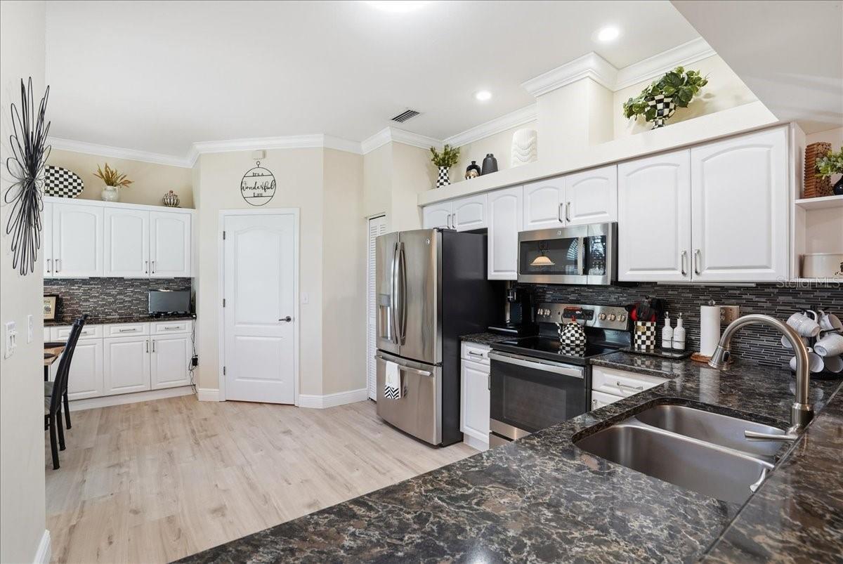 Image 29 of 69 For 6911 Stoneywalk Court