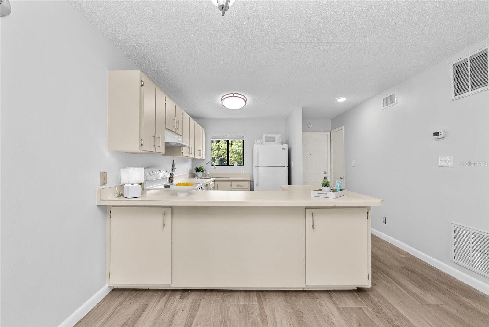 Image 3 of 31 For 6033 34th Street W 28