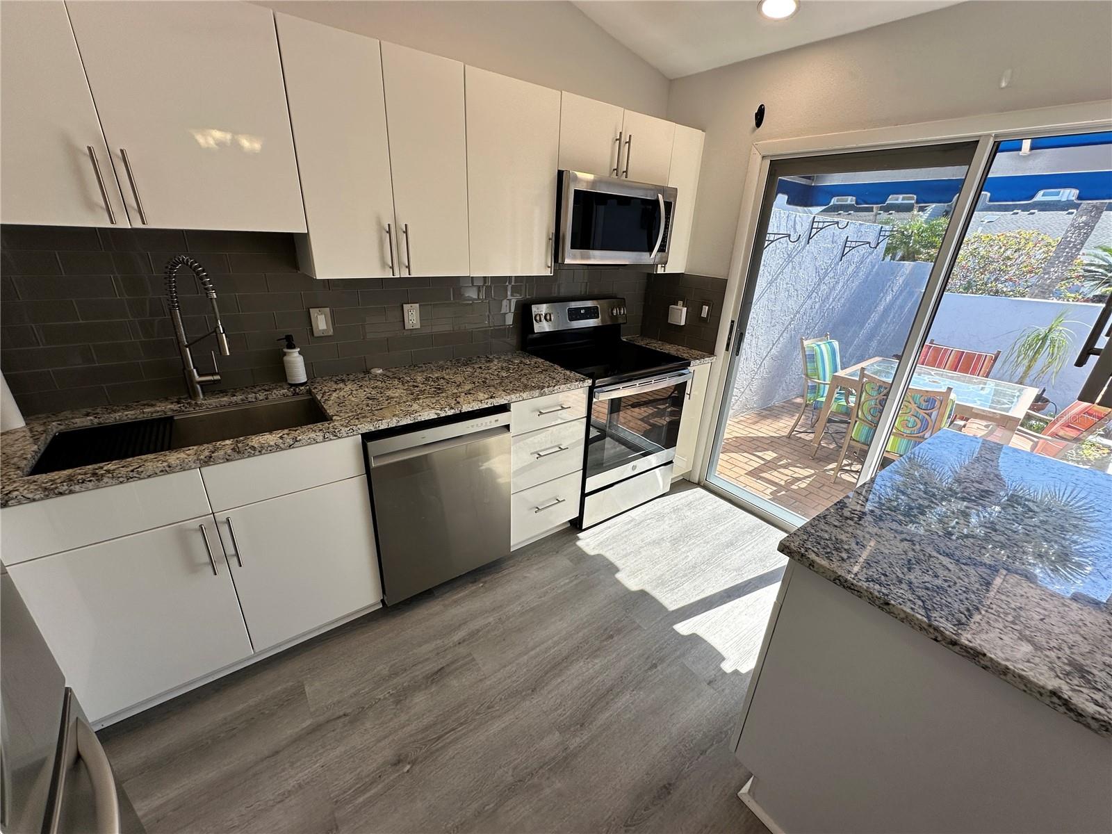 Image 16 of 39 For 864 Waterside Lane