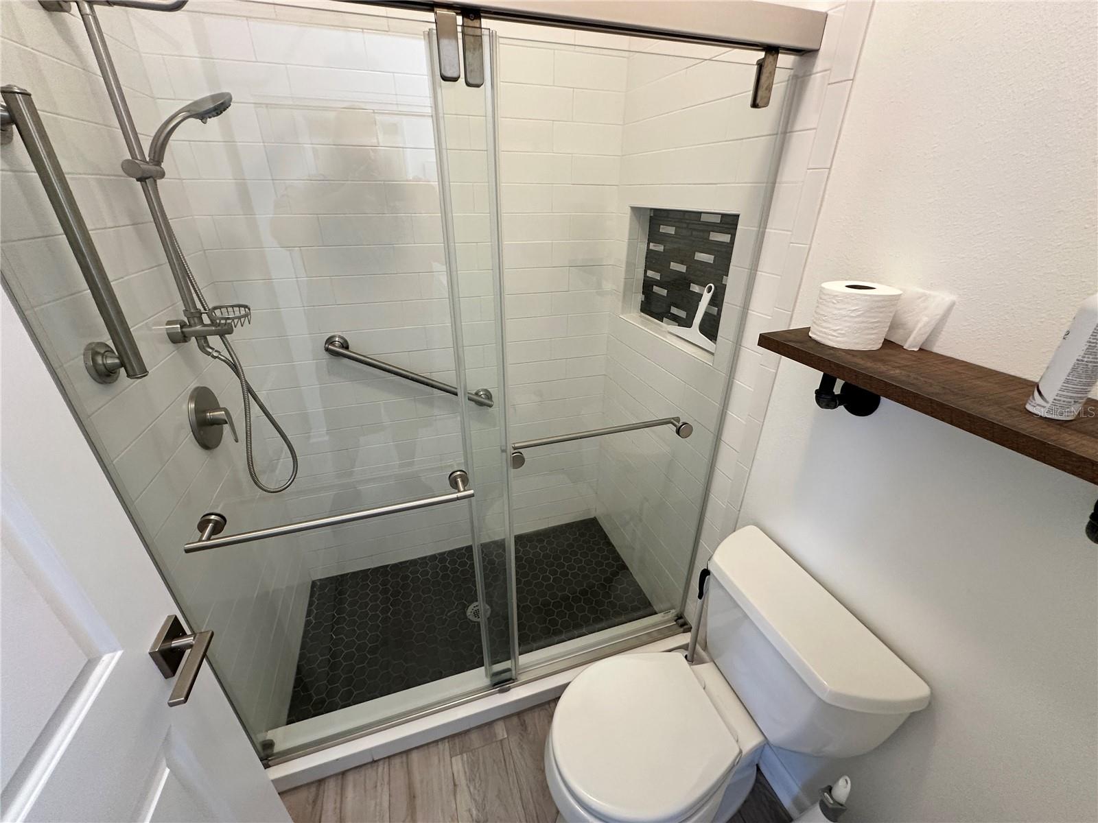 Image 24 of 39 For 864 Waterside Lane