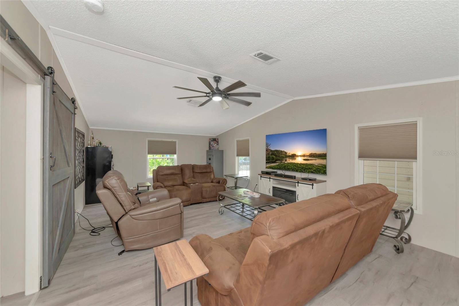 Listing photo id 11 for 32098 Singletary Road