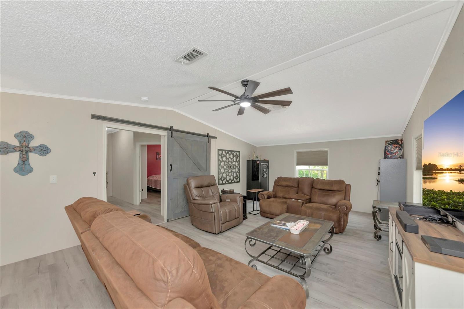 Listing photo id 13 for 32098 Singletary Road