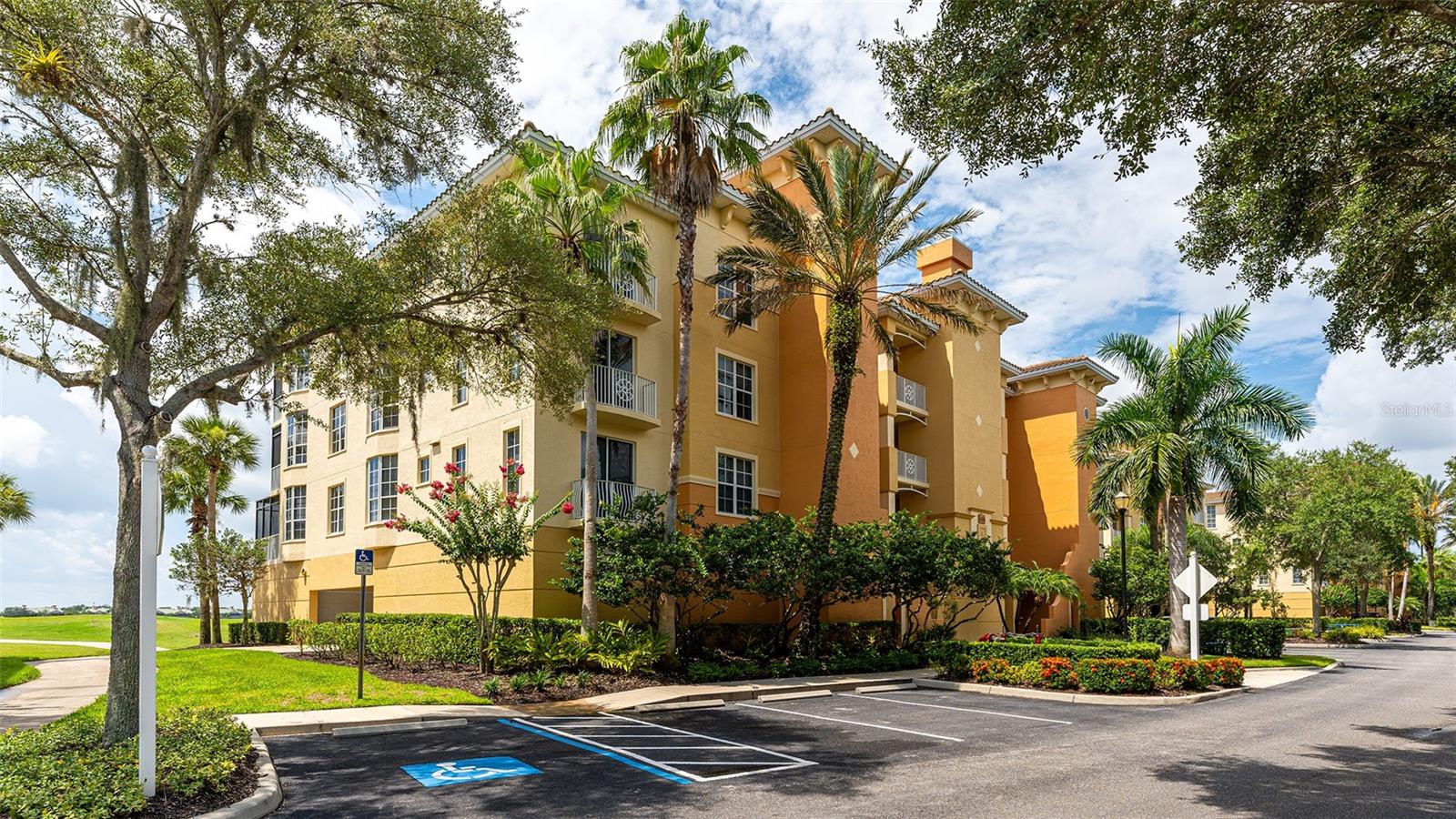 Image 3 of 55 For 6350 Watercrest Way 402