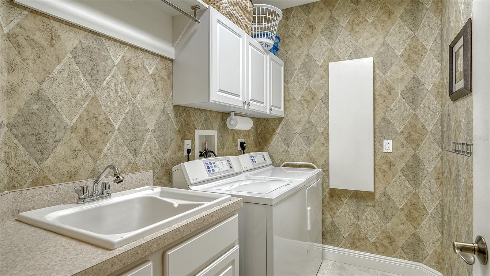 Image 31 of 55 For 6350 Watercrest Way 402