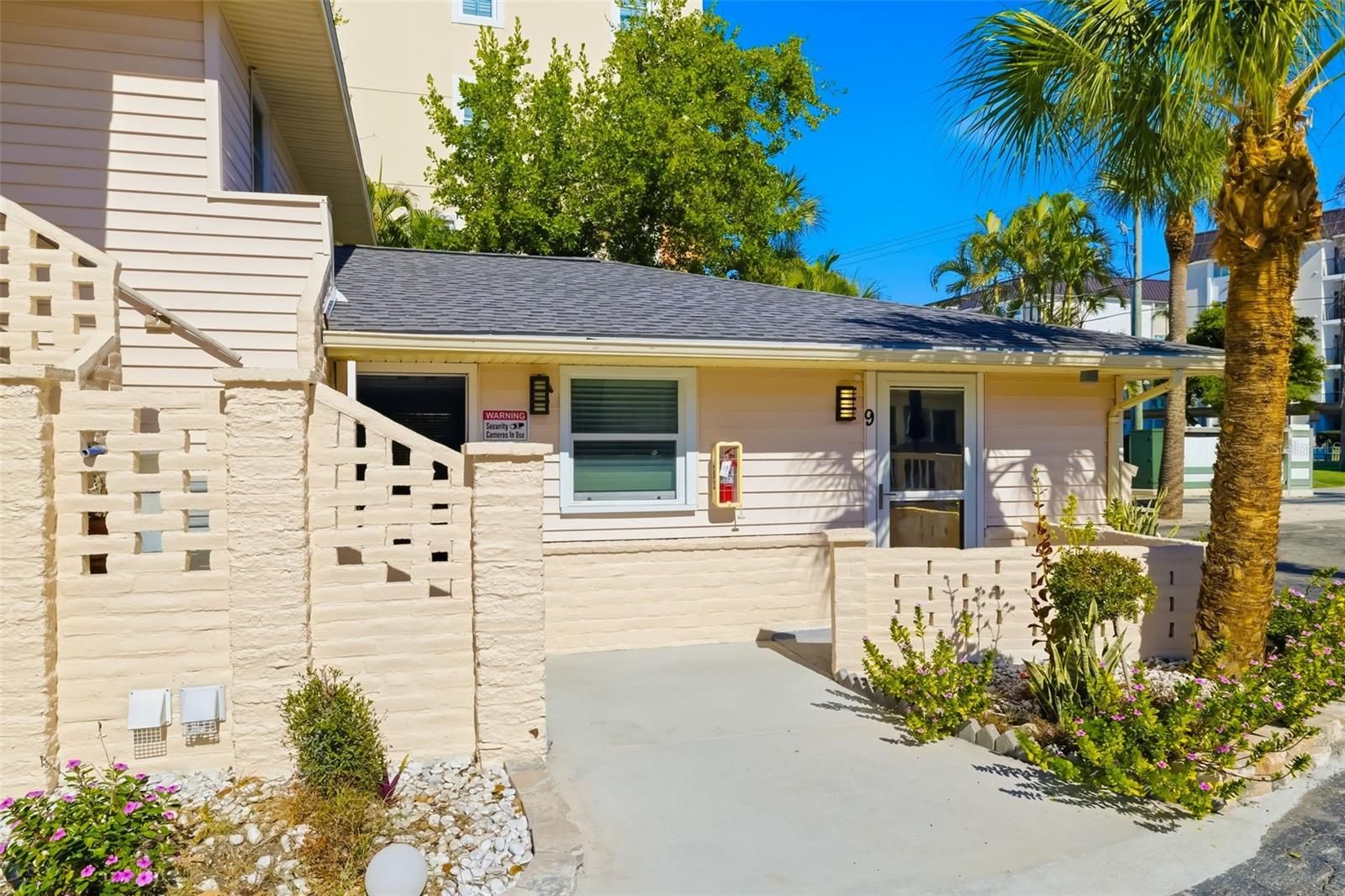 Image 36 of 100 For 9022 Midnight Pass Road