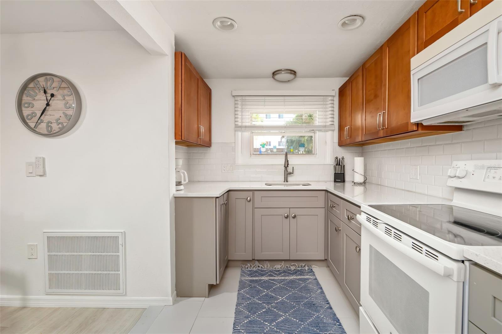 Image 57 of 100 For 9022 Midnight Pass Road