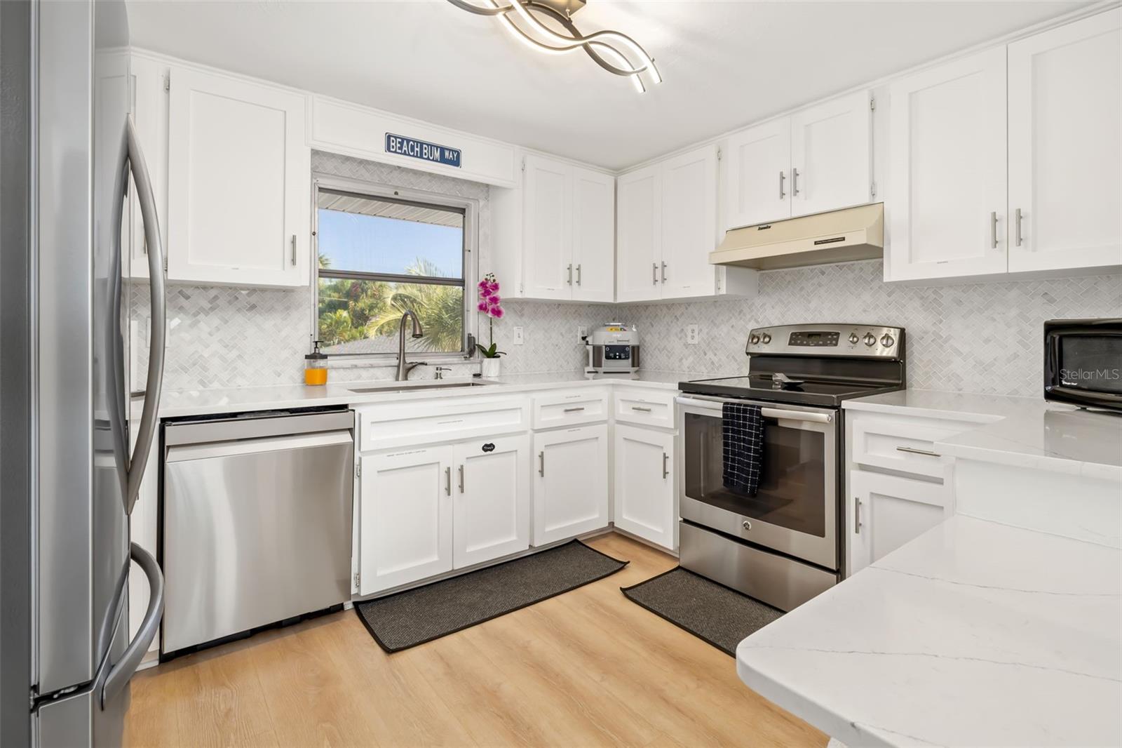 Image 72 of 100 For 9022 Midnight Pass Road