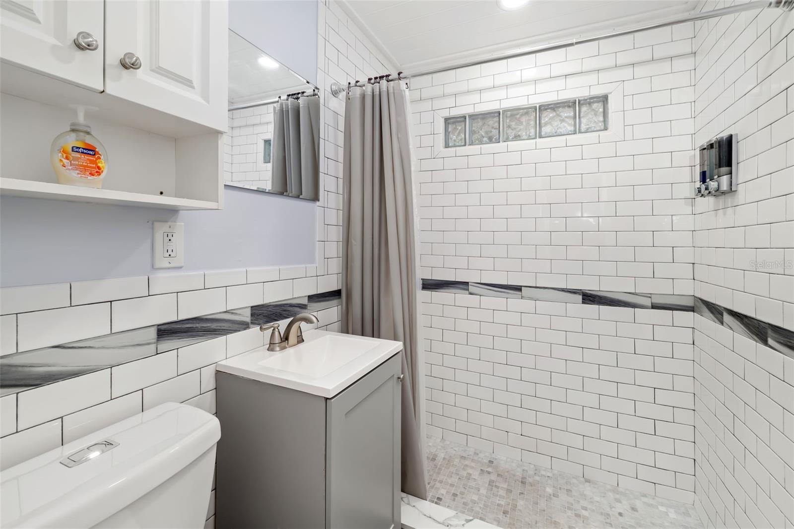 Image 95 of 100 For 9022 Midnight Pass Road