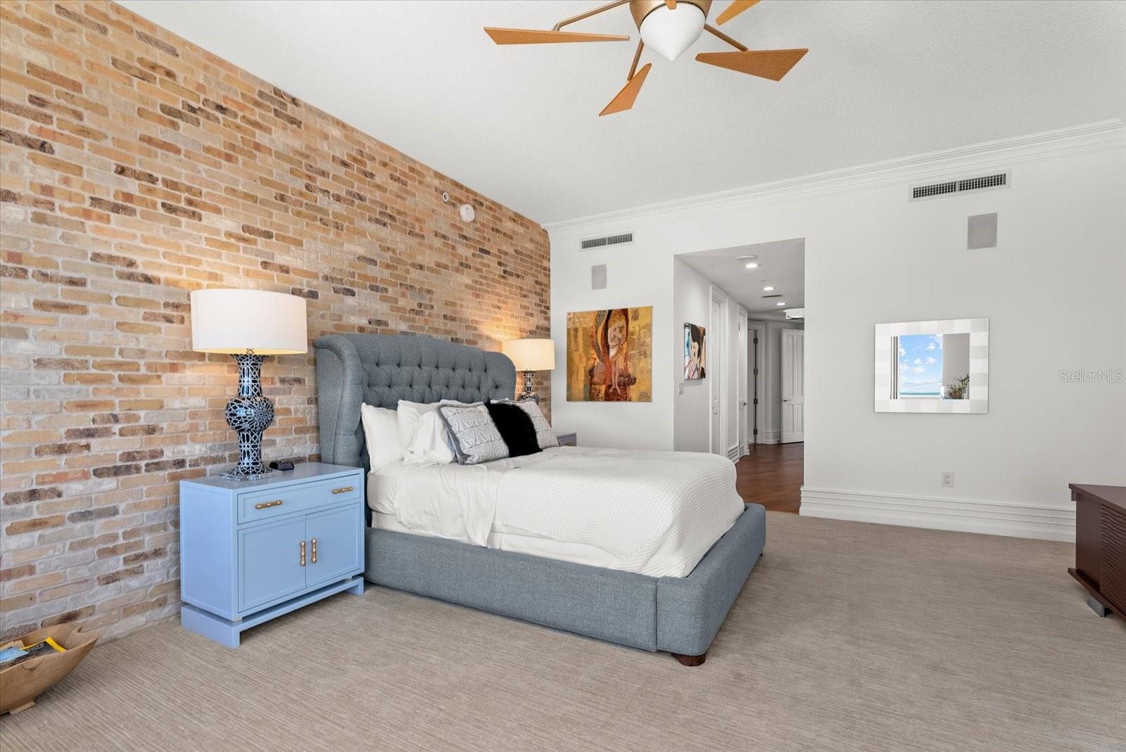 Listing photo id 35 for 1300 Benjamin Franklin Drive 501