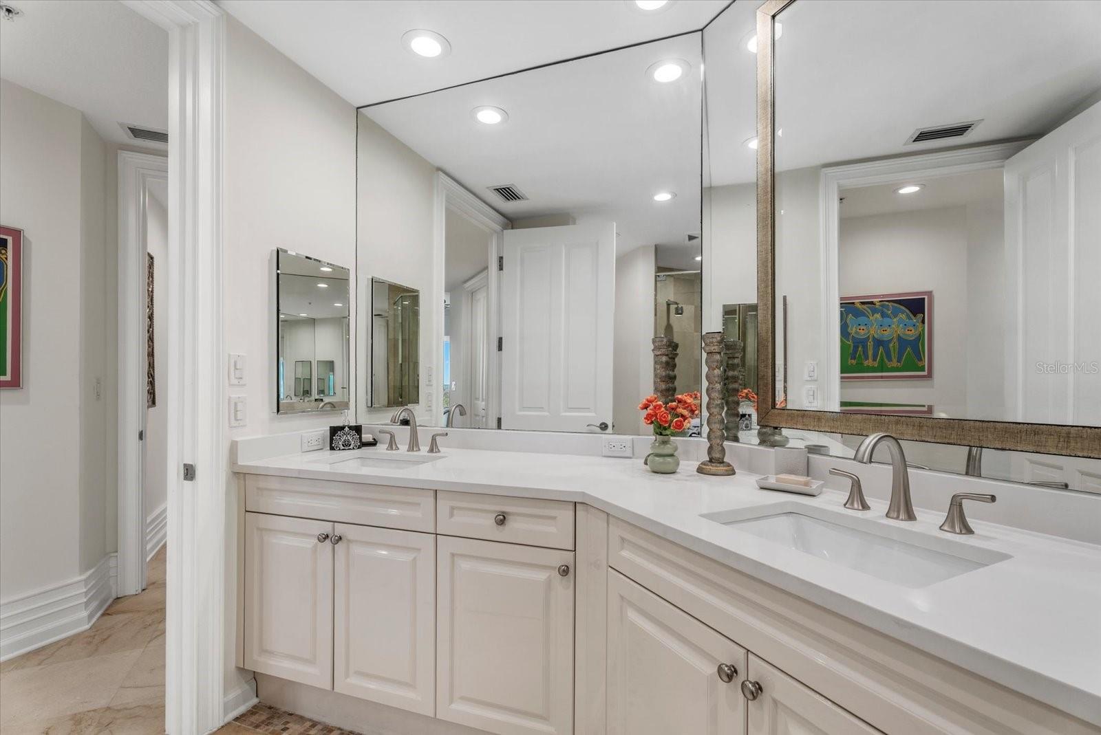 Listing photo id 57 for 1300 Benjamin Franklin Drive 501