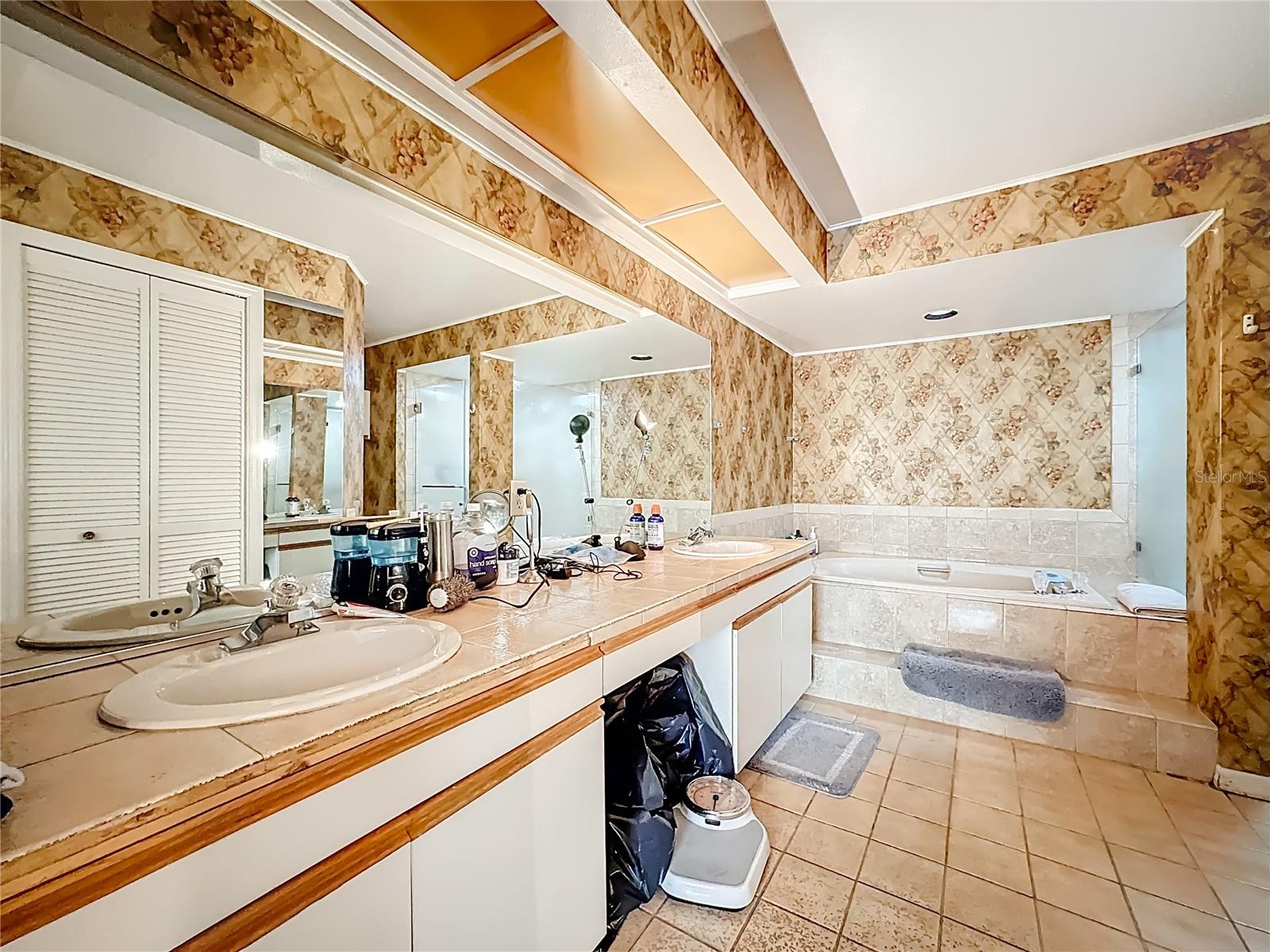 Image 24 of 32 For 7792 Fairway Woods Drive 1206