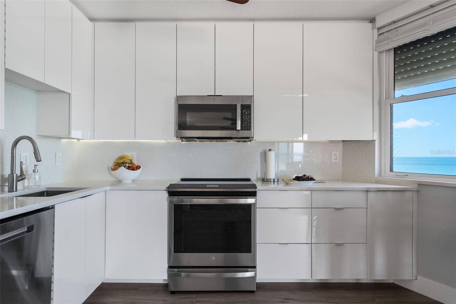 Image 12 of 32 For 1050 Longboat Club Road 506