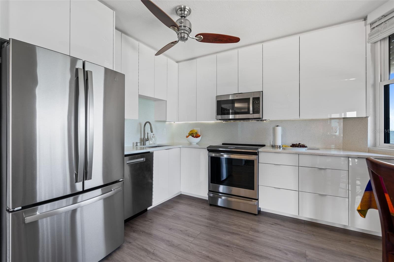 Image 13 of 32 For 1050 Longboat Club Road 506