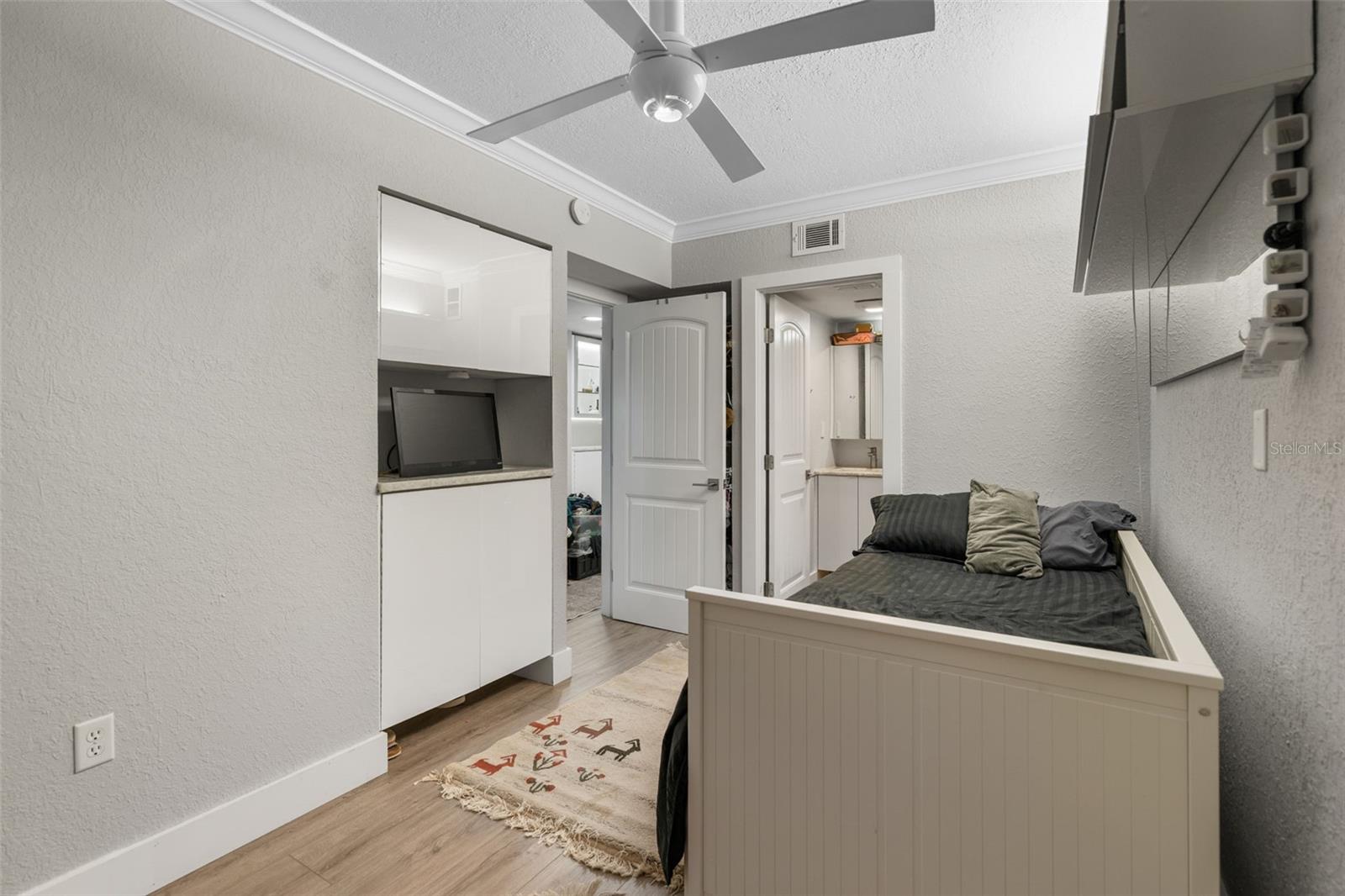 Image 16 of 32 For 1050 Longboat Club Road 506