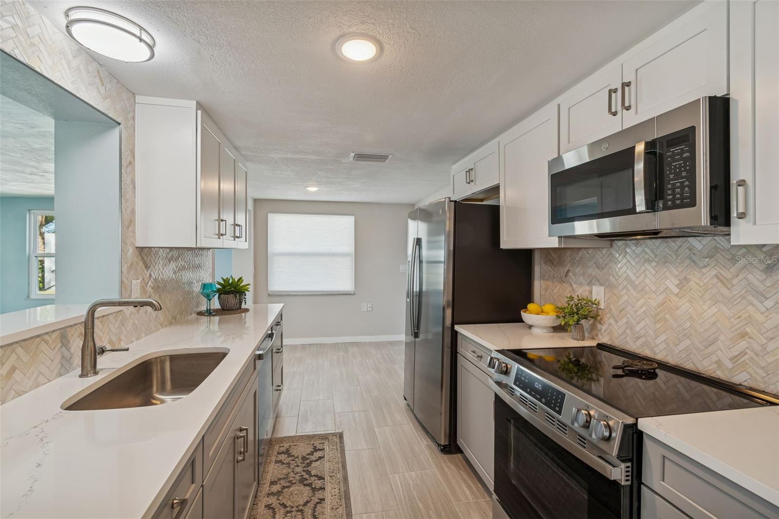 Listing photo id 9 for 1147 Rushmore Drive