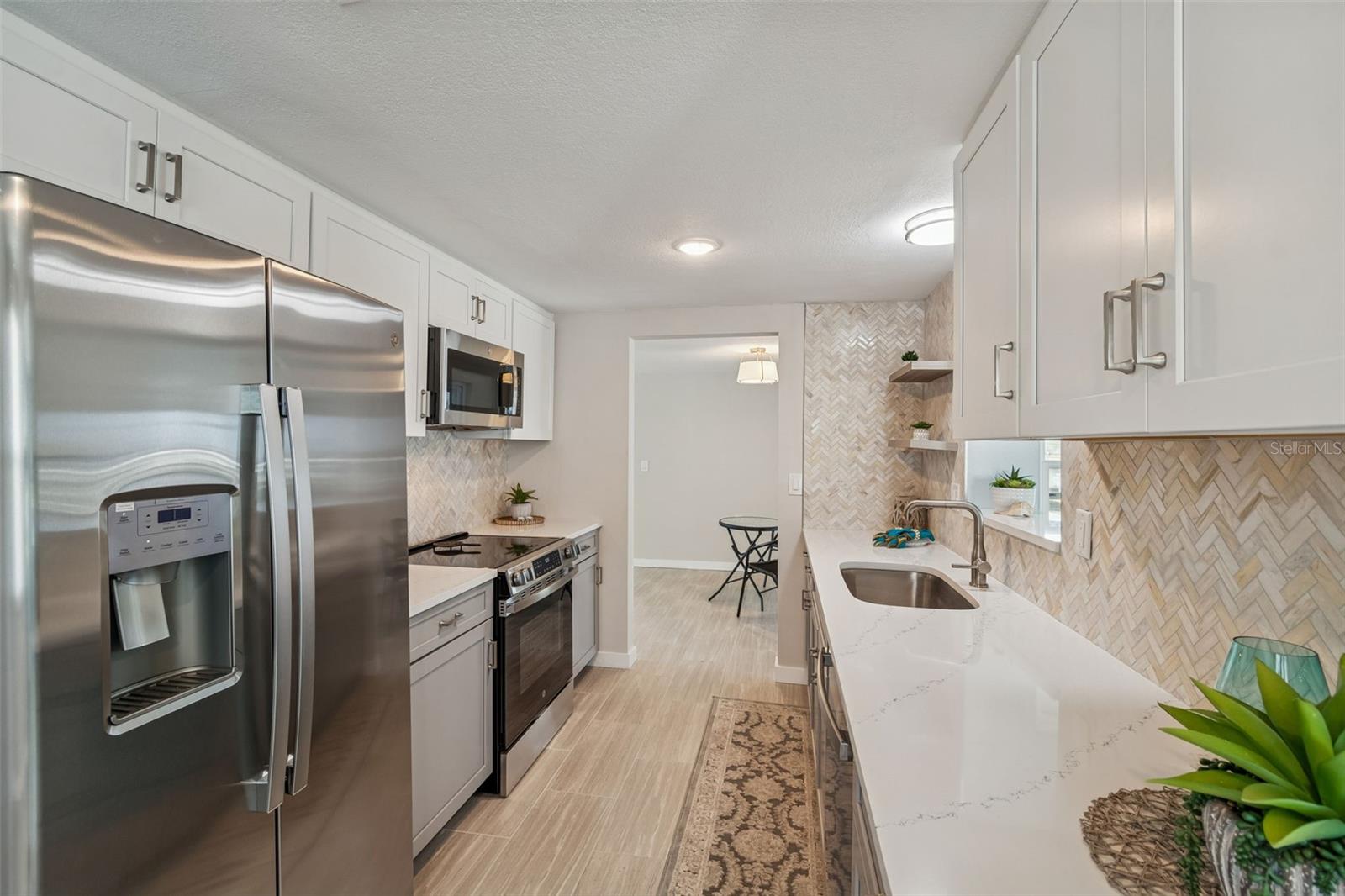 Listing photo id 12 for 1147 Rushmore Drive