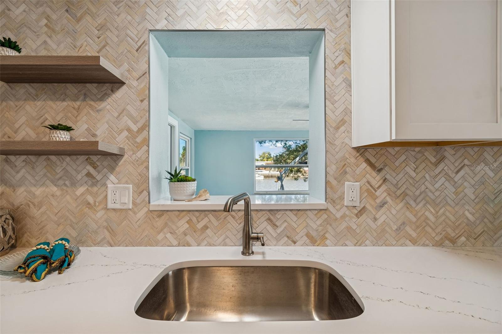 Listing photo id 13 for 1147 Rushmore Drive