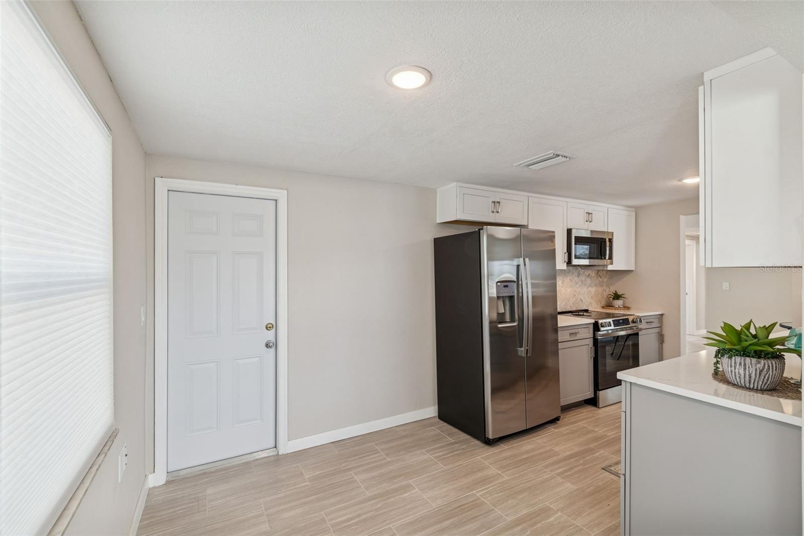 Listing photo id 17 for 1147 Rushmore Drive