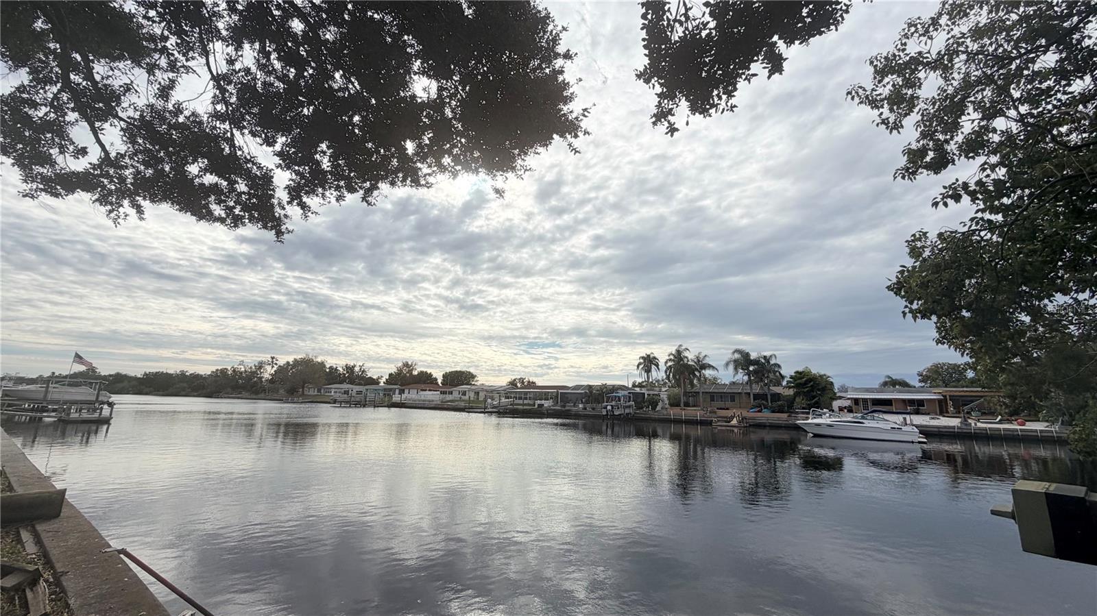 Listing photo id 0 for 1147 Rushmore Drive