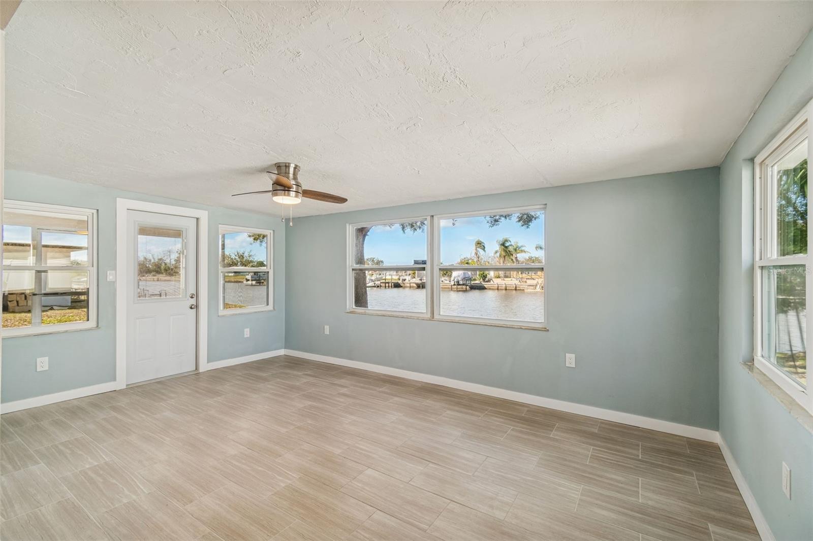 Listing photo id 18 for 1147 Rushmore Drive