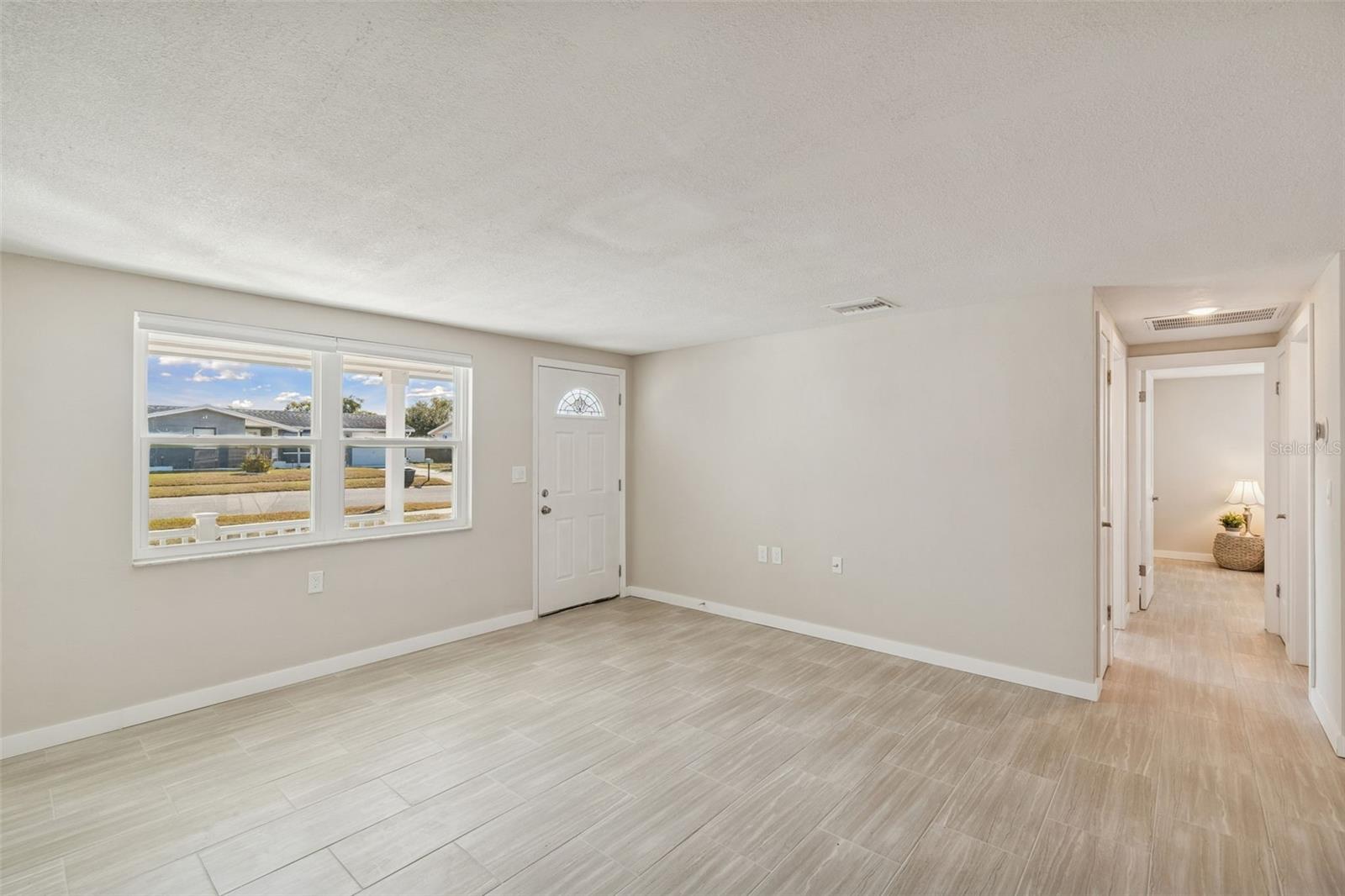 Listing photo id 7 for 1147 Rushmore Drive