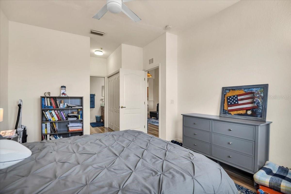 Image 15 of 47 For 1003 Fairwaycove Lane 205