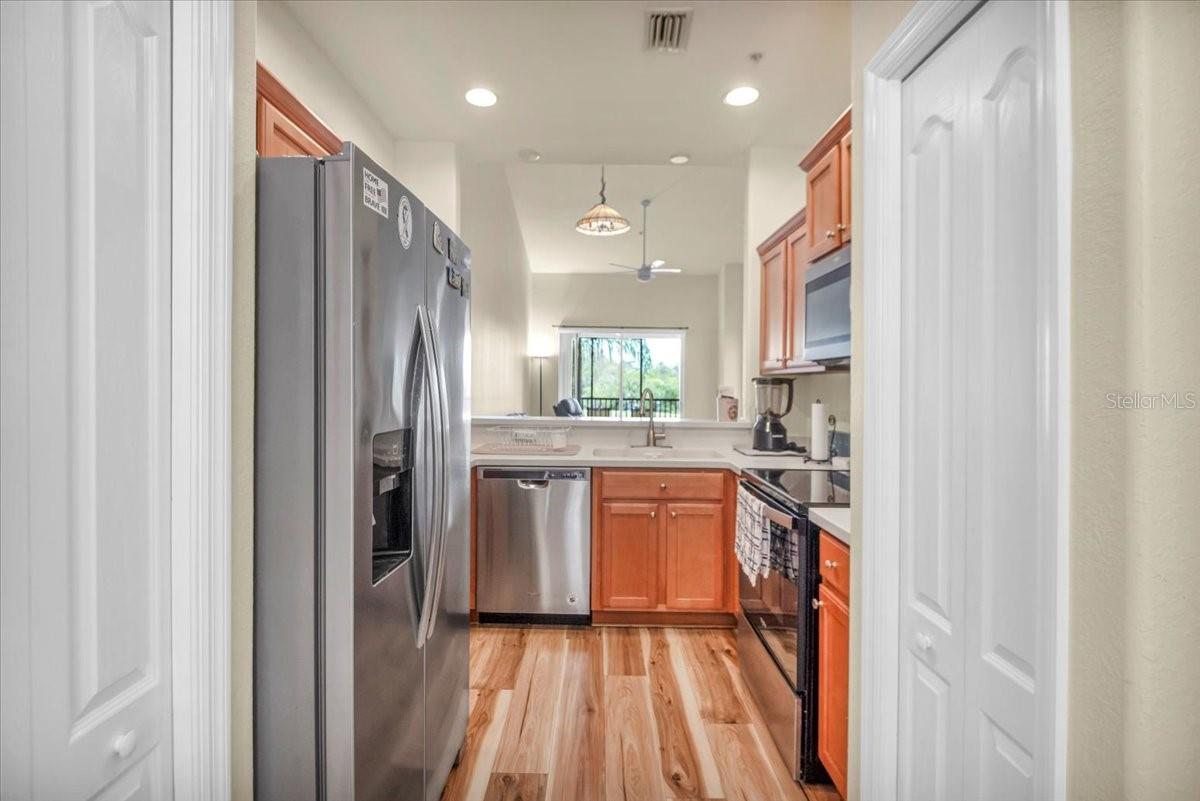 Image 4 of 47 For 1003 Fairwaycove Lane 205