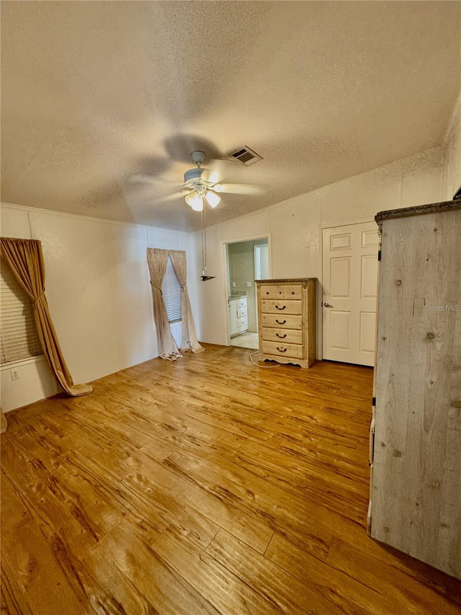 Image 13 of 41 For 216 Como Drive