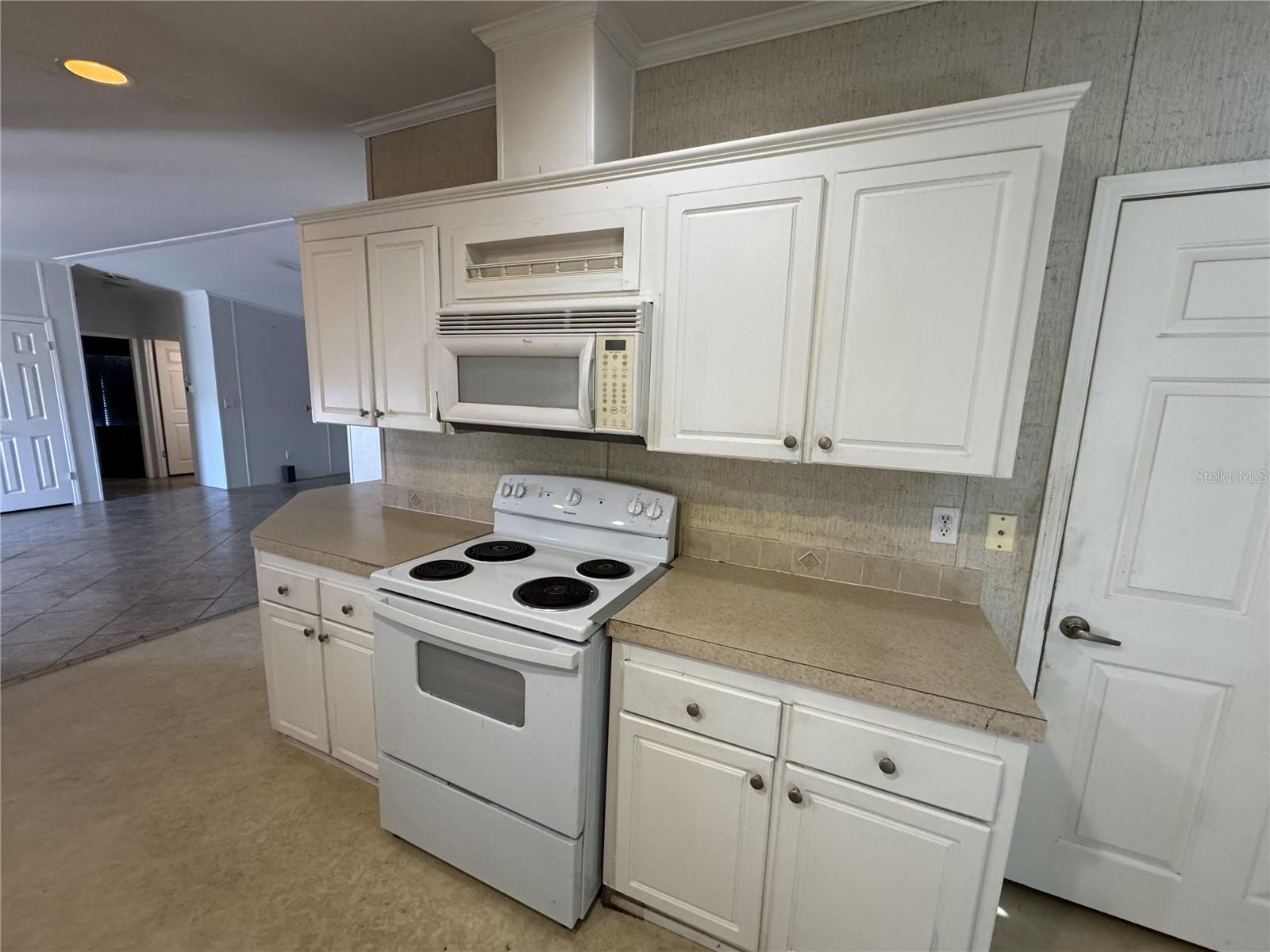 Image 16 of 41 For 216 Como Drive